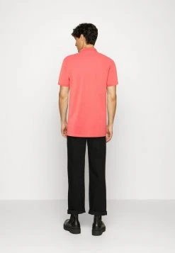 Esprit Poloshirt - Coral Red | Herren -Esprit Verkäufe 2024 e24226e8f39c4245a3718ee539dc1af8